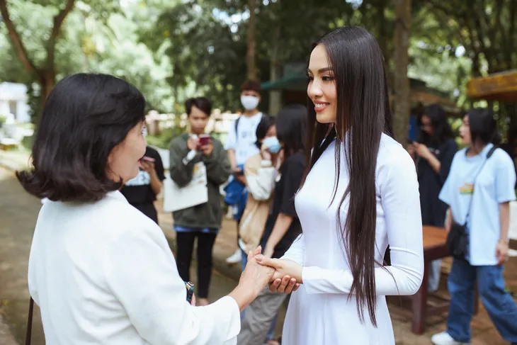 Á hậu Thủy Tiên diện áo bà ba quảng bá du lịch Đồng Tháp - Ảnh 3. Á hậu Thủy Tiên diện áo bà ba quảng bá du lịch Đồng Tháp - Ảnh 3.