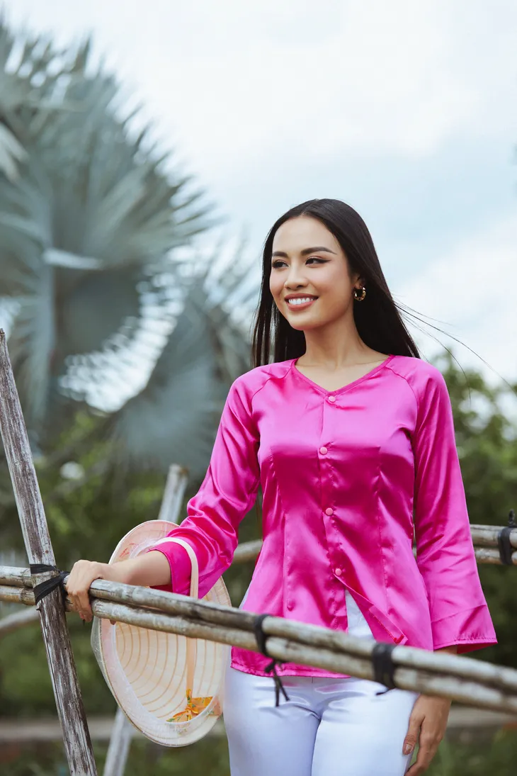 Á hậu Thủy Tiên diện áo bà ba quảng bá du lịch Đồng Tháp - Ảnh 4. Á hậu Thủy Tiên diện áo bà ba quảng bá du lịch Đồng Tháp - Ảnh 4.