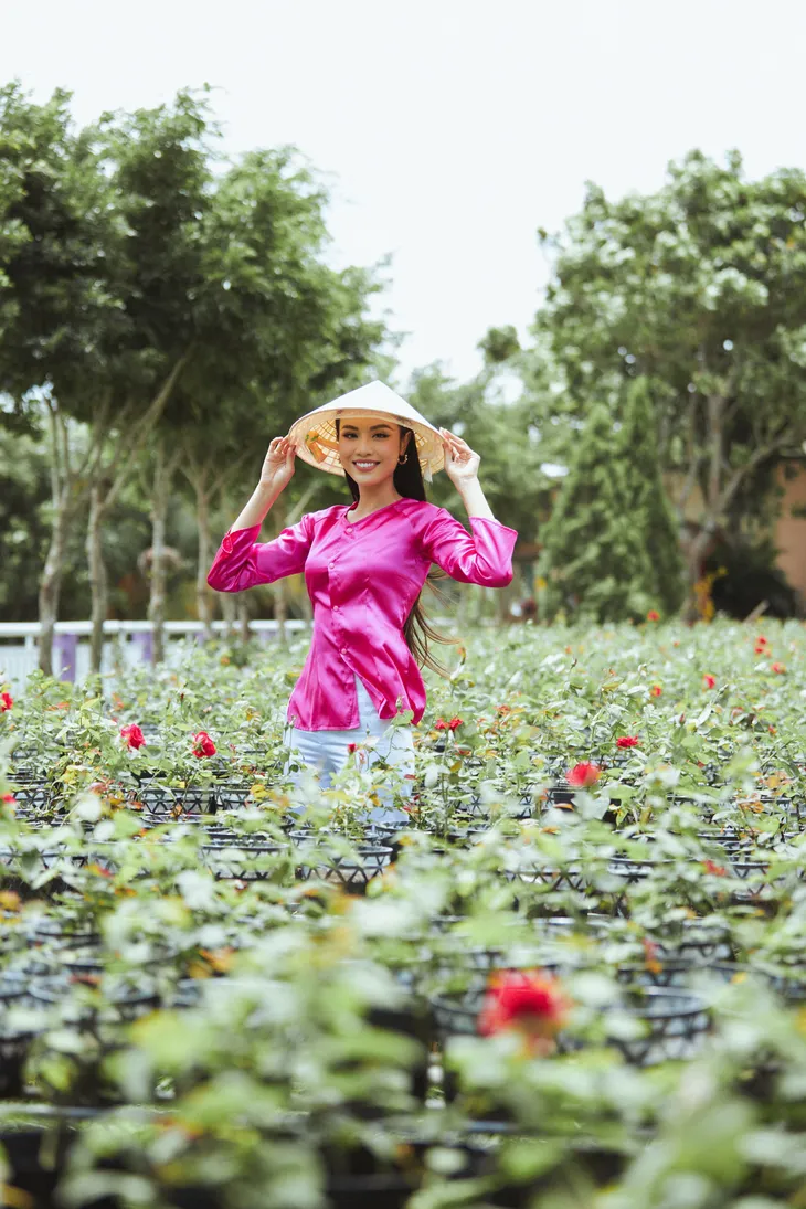 Á hậu Thủy Tiên diện áo bà ba quảng bá du lịch Đồng Tháp - Ảnh 7. Á hậu Thủy Tiên diện áo bà ba quảng bá du lịch Đồng Tháp - Ảnh 7.