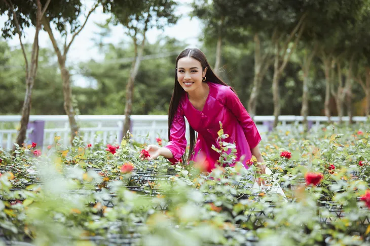 Á hậu Thủy Tiên diện áo bà ba quảng bá du lịch Đồng Tháp - Ảnh 6. Á hậu Thủy Tiên diện áo bà ba quảng bá du lịch Đồng Tháp - Ảnh 6.