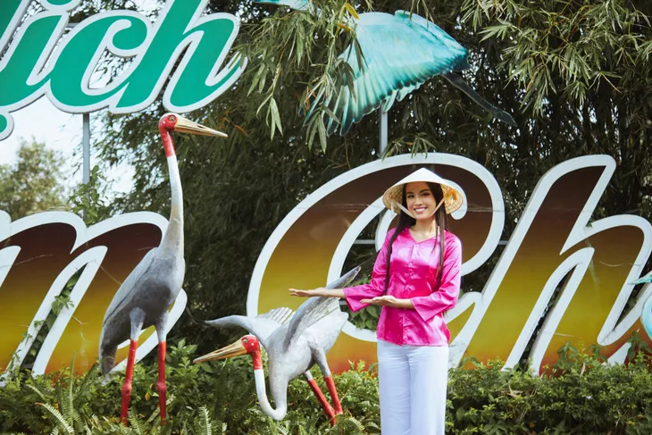 Á hậu Thủy Tiên diện áo bà ba quảng bá du lịch Đồng Tháp - Ảnh 8. Á hậu Thủy Tiên diện áo bà ba quảng bá du lịch Đồng Tháp - Ảnh 8.