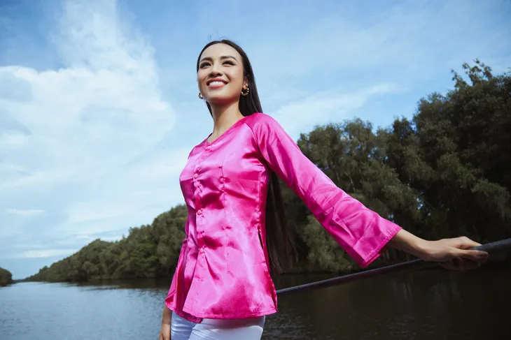 Á hậu Thủy Tiên diện áo bà ba quảng bá du lịch Đồng Tháp - Ảnh 9. Á hậu Thủy Tiên diện áo bà ba quảng bá du lịch Đồng Tháp - Ảnh 9.