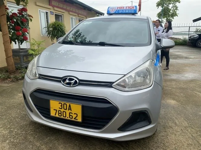 Phạt tiền, tạm giữ xe, yêu cầu tài xế taxi xin lỗi khách du lịch nước ngoài do chặt chém - Ảnh 1. Phạt tiền, tạm giữ xe, yêu cầu tài xế taxi xin lỗi khách du lịch nước ngoài do chặt chém - Ảnh 1.