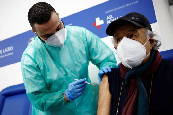 Italy triển khai tiêm mũi vaccine COVID-19 thứ tư cho người trên 60 tuổi - Ảnh 1. Italy triển khai tiêm mũi vaccine COVID-19 thứ tư cho người trên 60 tuổi - Ảnh 1.