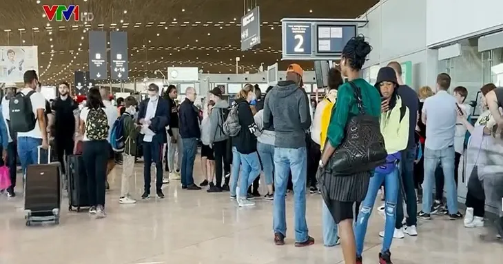 Sân bay Pháp ách tắc nghiêm trọng do đình công - Ảnh 1. Sân bay Pháp ách tắc nghiêm trọng do đình công - Ảnh 1.