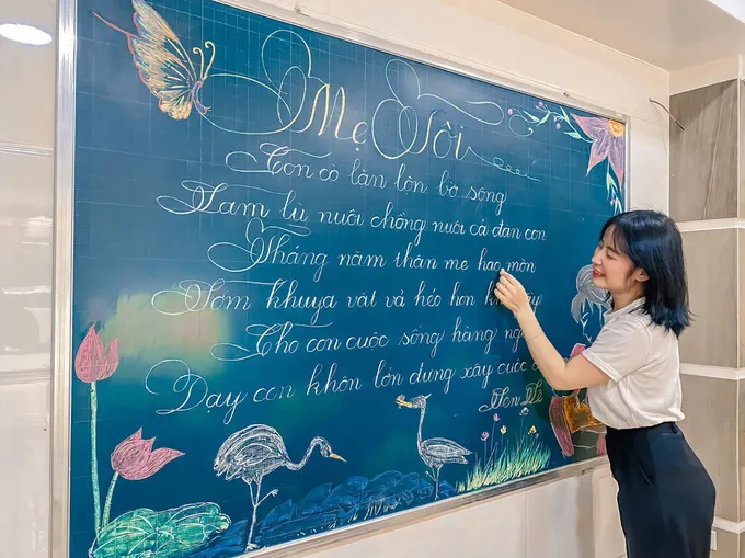 Cô giáo khuyết tật viết chữ đẹp như in bằng tay trái - Ảnh 3. Cô giáo khuyết tật viết chữ đẹp như in bằng tay trái - Ảnh 3.