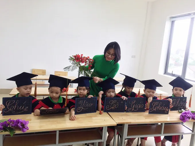 Cô giáo khuyết tật viết chữ đẹp như in bằng tay trái - Ảnh 4. Cô giáo khuyết tật viết chữ đẹp như in bằng tay trái - Ảnh 4.