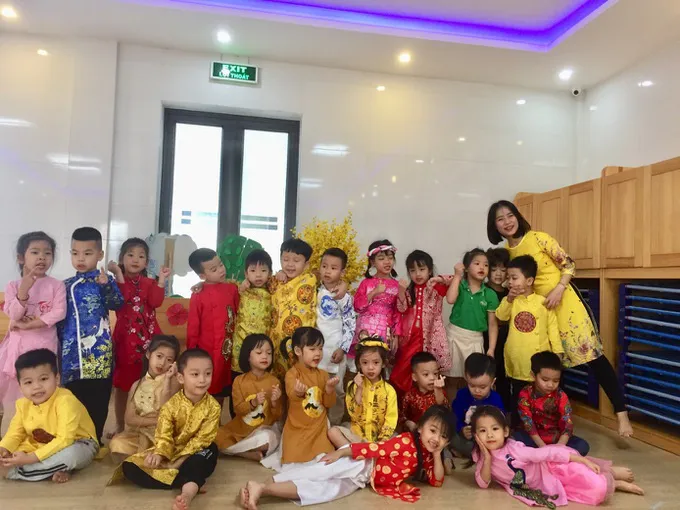 Cô giáo khuyết tật viết chữ đẹp như in bằng tay trái - Ảnh 5. Cô giáo khuyết tật viết chữ đẹp như in bằng tay trái - Ảnh 5.