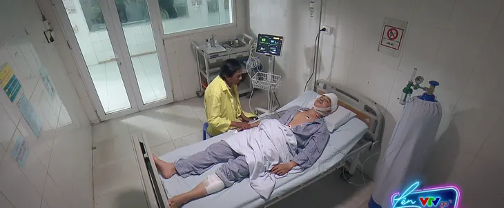 Lối nhỏ vào đời - Tập 23: Con trai gặp nạn nguy kịch, ông Thành buộc phải bán nhà - Ảnh 1.