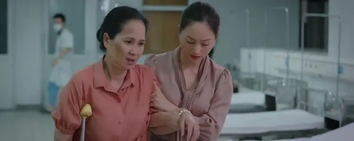 Thương ngày nắng về 2 - Tập 44: Ông Sang bí mật đưa con trai Nhật Mai về nước - Ảnh 11. Thương ngày nắng về 2 - Tập 44: Ông Sang bí mật đưa con trai Nhật Mai về nước - Ảnh 11.