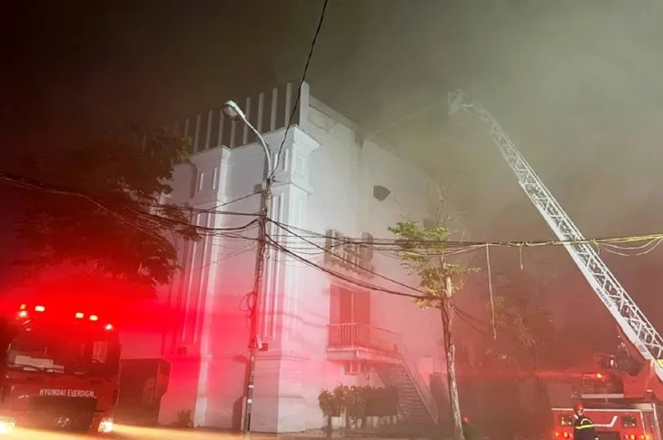 Vũ trường lớn nhất Hải Phòng bất ngờ bốc cháy - Ảnh 2. Vũ trường lớn nhất Hải Phòng bất ngờ bốc cháy - Ảnh 2.