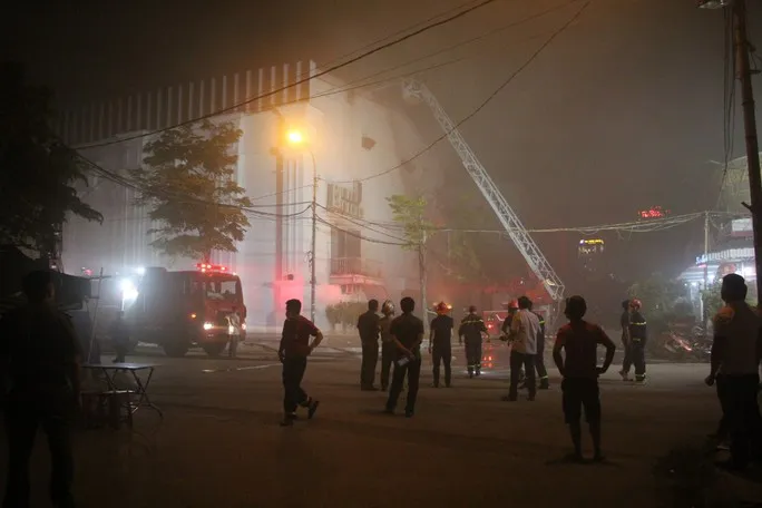 Vũ trường lớn nhất Hải Phòng bất ngờ bốc cháy - Ảnh 7. Vũ trường lớn nhất Hải Phòng bất ngờ bốc cháy - Ảnh 7.