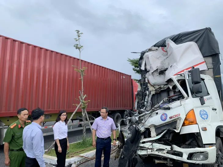 Vụ tai nạn khiến 3 người chết ở Khánh Hòa: Tài xế xe tải có dấu hiệu vi phạm nồng độ cồn - Ảnh 1. Vụ tai nạn khiến 3 người chết ở Khánh Hòa: Tài xế xe tải có dấu hiệu vi phạm nồng độ cồn - Ảnh 1.