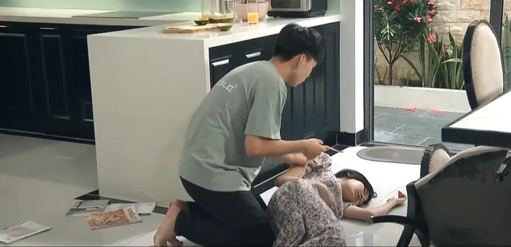 Lối nhỏ vào đời - Tập 24: Dũng bị bố đổ oan cố tình làm cô Thảo sảy thai - Ảnh 7. Lối nhỏ vào đời - Tập 24: Dũng bị bố đổ oan cố tình làm cô Thảo sảy thai - Ảnh 7.