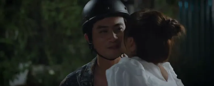 Thương ngày nắng về 2 - Tập 45: Bách lặng người nhìn Vân hôn Phong - Ảnh 3. Thương ngày nắng về 2 - Tập 45: Bách lặng người nhìn Vân hôn Phong - Ảnh 3.