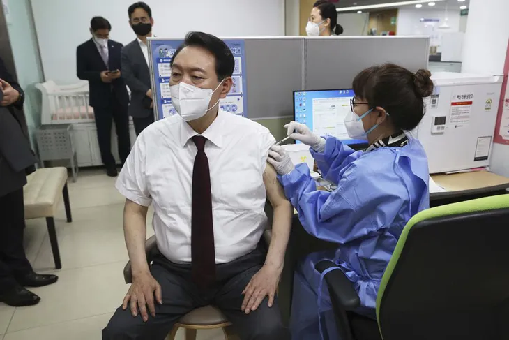 Hàn Quốc giảm độ tuổi đủ điều kiện tiêm mũi 4 vaccine ngừa COVID-19 - Ảnh 1. Hàn Quốc giảm độ tuổi đủ điều kiện tiêm mũi 4 vaccine ngừa COVID-19 - Ảnh 1.