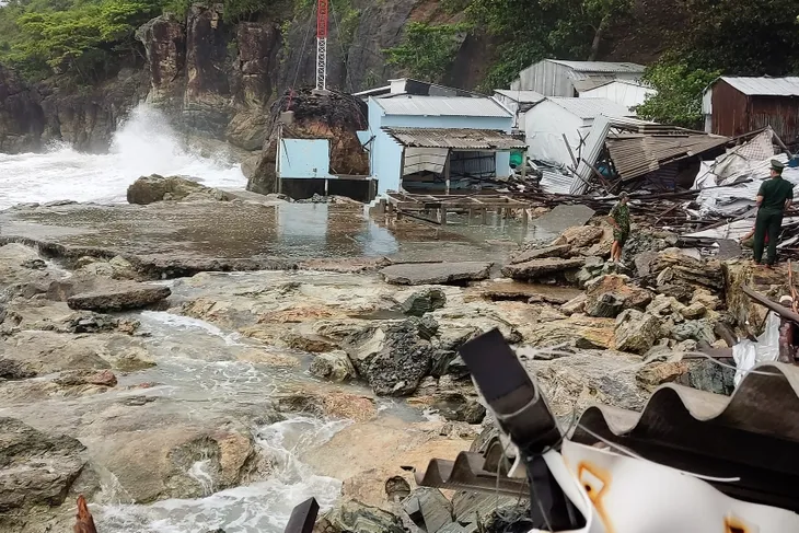 Dông lốc gây thiệt hại nhiều tài sản của cư dân Hòn Chuối - Ảnh 2. Dông lốc gây thiệt hại nhiều tài sản của cư dân Hòn Chuối - Ảnh 2.