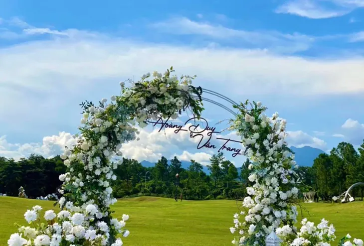 Thương ngày nắng về: Khoảnh khắc Duy - Trang nắm tay hạnh phúc vào lễ đường - Ảnh 5. Thương ngày nắng về: Khoảnh khắc Duy - Trang nắm tay hạnh phúc vào lễ đường - Ảnh 5.