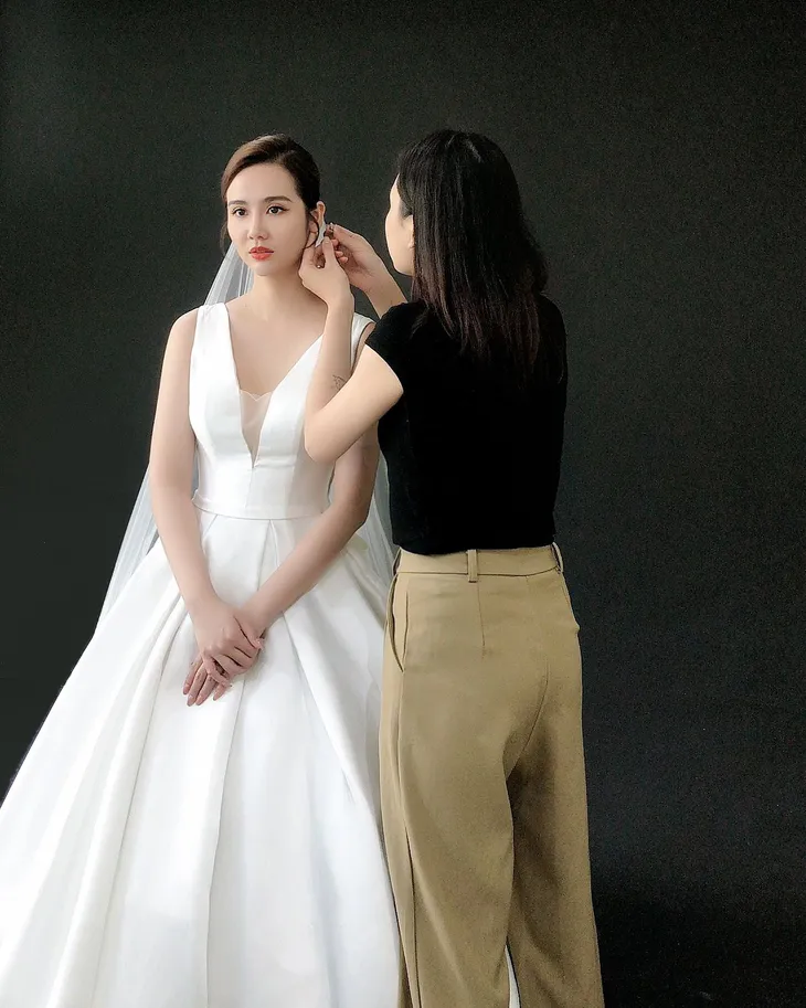 Thương ngày nắng về: Khoảnh khắc Duy - Trang nắm tay hạnh phúc vào lễ đường - Ảnh 10. Thương ngày nắng về: Khoảnh khắc Duy - Trang nắm tay hạnh phúc vào lễ đường - Ảnh 10.