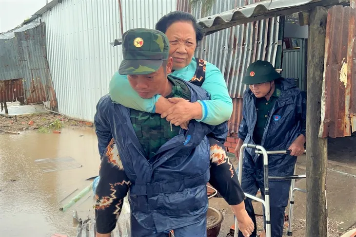 Dông lốc gây thiệt hại nhiều tài sản của cư dân Hòn Chuối - Ảnh 4. Dông lốc gây thiệt hại nhiều tài sản của cư dân Hòn Chuối - Ảnh 4.