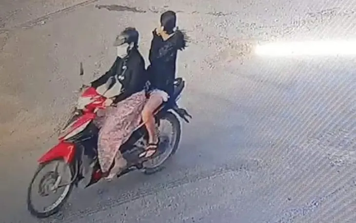 Bắt người phụ nữ kéo nữ sinh lớp 6 lên xe đưa đi bất thường - Ảnh 1. Bắt người phụ nữ kéo nữ sinh lớp 6 lên xe đưa đi bất thường - Ảnh 1.