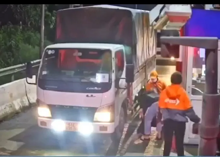 Tài xế bất ngờ đột quỵ ngay tại trạm thu phí được nhân viên kịp thời sơ cứu - Ảnh 1. Tài xế bất ngờ đột quỵ ngay tại trạm thu phí được nhân viên kịp thời sơ cứu - Ảnh 1.