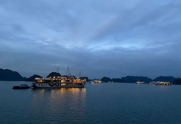 Rực rỡ đêm du thuyền trên vịnh Hạ Long - Ảnh 1. Rực rỡ đêm du thuyền trên vịnh Hạ Long - Ảnh 1.