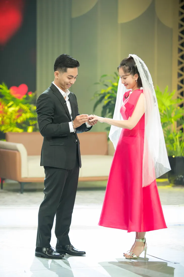 Phan Hiển cầu hôn Khánh Thi trong Khách sạn 5 sao - Ảnh 3. Phan Hiển cầu hôn Khánh Thi trong Khách sạn 5 sao - Ảnh 3.