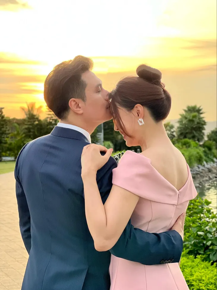 Việt Anh hôn Hồng Diễm - Ảnh 1. Việt Anh hôn Hồng Diễm - Ảnh 1.