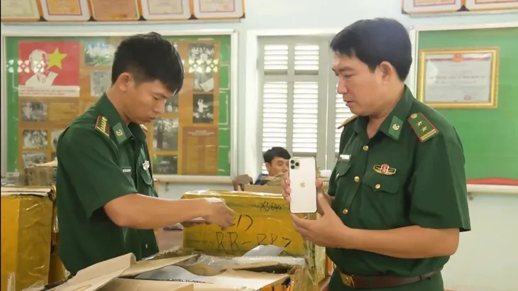 Bắt vụ buôn lậu gần 2.000 điện thoại di động cao cấp qua biên giới - Ảnh 1. Bắt vụ buôn lậu gần 2.000 điện thoại di động cao cấp qua biên giới - Ảnh 1.