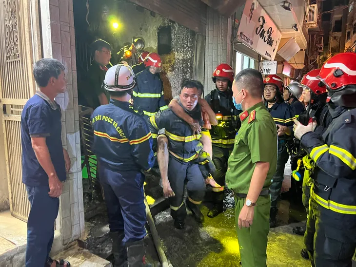 Hà Nội: Cứu thoát 4 người kẹt trong căn nhà cháy lúc rạng sáng - Ảnh 1. Hà Nội: Cứu thoát 4 người kẹt trong căn nhà cháy lúc rạng sáng - Ảnh 1.