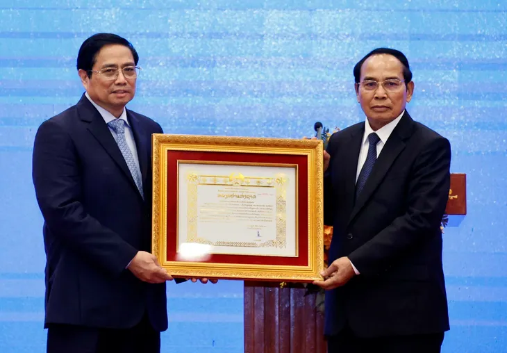 Tặng huân chương vàng quốc gia Lào cho lãnh đạo Đảng, Nhà nước Việt Nam - Ảnh 1. Tặng huân chương vàng quốc gia Lào cho lãnh đạo Đảng, Nhà nước Việt Nam - Ảnh 1.