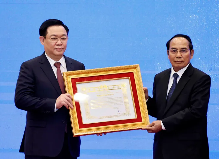 Tặng huân chương vàng quốc gia Lào cho lãnh đạo Đảng, Nhà nước Việt Nam - Ảnh 2. Tặng huân chương vàng quốc gia Lào cho lãnh đạo Đảng, Nhà nước Việt Nam - Ảnh 2.