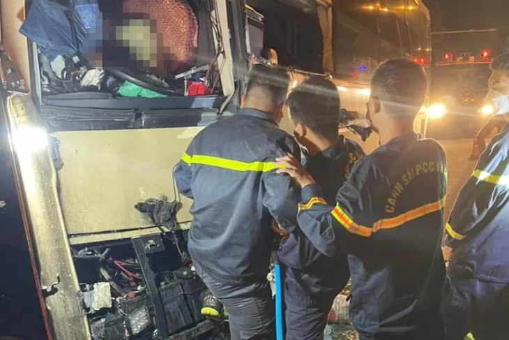 Xe khách đâm xe bồn, một người chết, nhiều người bị thương - Ảnh 1. Xe khách đâm xe bồn, một người chết, nhiều người bị thương - Ảnh 1.