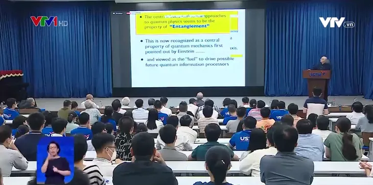 Giáo sư Nobel Vật lý 2016 giảng bài cho sinh viên Việt Nam - Ảnh 1. Giáo sư Nobel Vật lý 2016 giảng bài cho sinh viên Việt Nam - Ảnh 1.