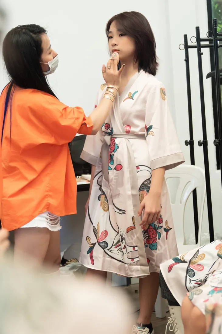 Họa tiết truyền thống Việt Nam trên thiết kế áo choàng tại Thailand Fashion Week - Ảnh 1. Họa tiết truyền thống Việt Nam trên thiết kế áo choàng tại Thailand Fashion Week - Ảnh 1.