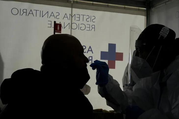 Campuchia cân nhắc khôi phục quy định đeo khẩu trang, Israel xem xét tiêm vaccine cho trẻ từ 6 tháng tuổi - Ảnh 1. Campuchia cân nhắc khôi phục quy định đeo khẩu trang, Israel xem xét tiêm vaccine cho trẻ từ 6 tháng tuổi - Ảnh 1.