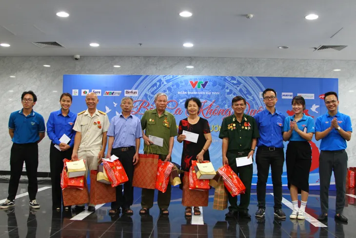Đài THVN gặp mặt tri ân các anh hùng liệt sĩ, thương binh nhân kỷ niệm 75 năm Ngày Thương binh - Liệt sĩ 27/7 - Ảnh 23. Đài THVN gặp mặt tri ân các anh hùng liệt sĩ, thương binh nhân kỷ niệm 75 năm Ngày Thương binh - Liệt sĩ 27/7 - Ảnh 23.