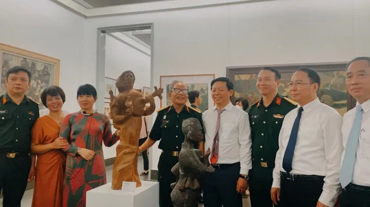 Trở về quá khứ hào hùng qua Triển lãm “Còn mãi với thời gian” - Ảnh 5. Trở về quá khứ hào hùng qua Triển lãm “Còn mãi với thời gian” - Ảnh 5.