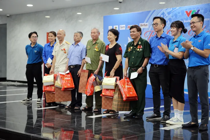 Đài THVN gặp mặt tri ân các anh hùng liệt sĩ, thương binh nhân kỷ niệm 75 năm Ngày Thương binh - Liệt sĩ 27/7 - Ảnh 8. Đài THVN gặp mặt tri ân các anh hùng liệt sĩ, thương binh nhân kỷ niệm 75 năm Ngày Thương binh - Liệt sĩ 27/7 - Ảnh 8.