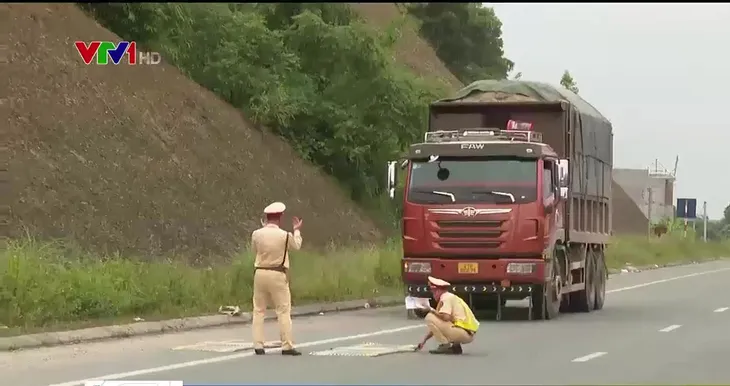 Ngăn chặn triệt để xe quá khổ, quá tải: Nhiệm vụ không thể chậm trễ - Ảnh 1. Ngăn chặn triệt để xe quá khổ, quá tải: Nhiệm vụ không thể chậm trễ - Ảnh 1.