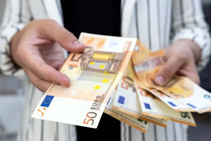ECB quyết định tăng lãi suất sau 11 năm - Ảnh 1.