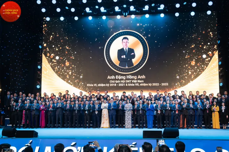 Phát động Sao Đỏ 2022 - Giải thưởng tìm kiếm và tôn vinh doanh nhân trẻ Việt Nam - Ảnh 3. Phát động Sao Đỏ 2022 - Giải thưởng tìm kiếm và tôn vinh doanh nhân trẻ Việt Nam - Ảnh 3.