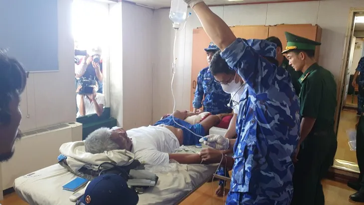4 ngư dân tàu cá Bình Thuận được đưa về bờ - Ảnh 1. 4 ngư dân tàu cá Bình Thuận được đưa về bờ - Ảnh 1.