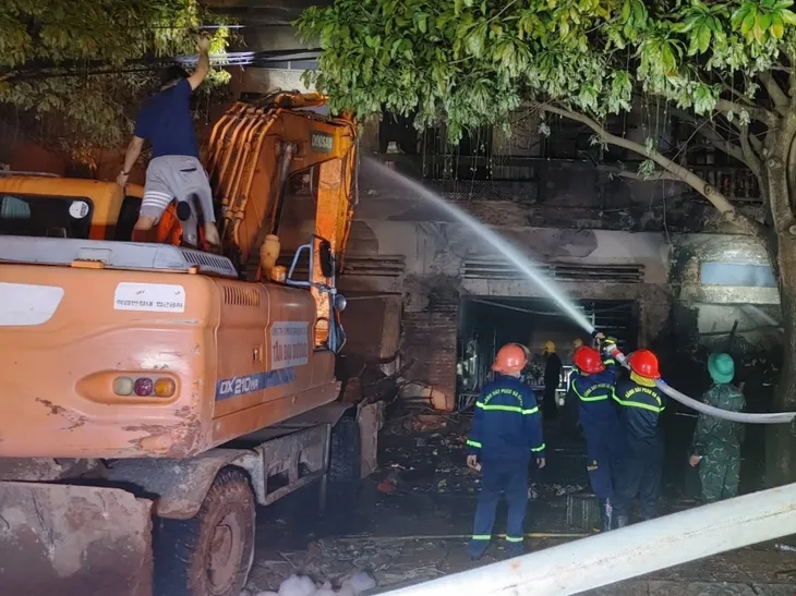 Cháy lớn lan rộng sang 10 căn nhà lúc nửa đêm ở Móng Cái - Ảnh 3. Cháy lớn lan rộng sang 10 căn nhà lúc nửa đêm ở Móng Cái - Ảnh 3.