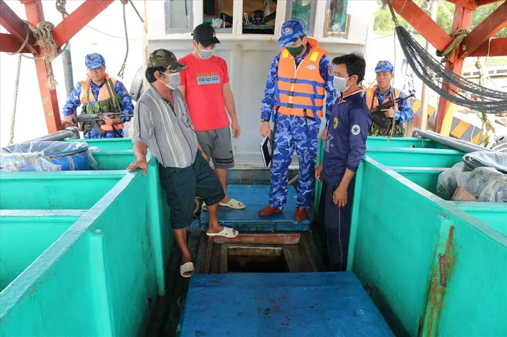 Bắt tàu vận chuyển 20.000 lít dầu DO trái phép - Ảnh 1. Bắt tàu vận chuyển 20.000 lít dầu DO trái phép - Ảnh 1.