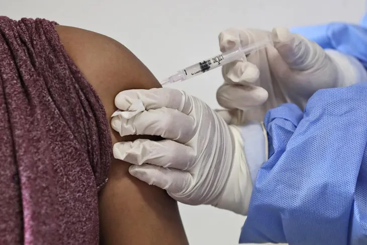 Indonesia cân nhắc tiêm mũi 4 vaccine ngừa COVID-19 - Ảnh 1. Indonesia cân nhắc tiêm mũi 4 vaccine ngừa COVID-19 - Ảnh 1.