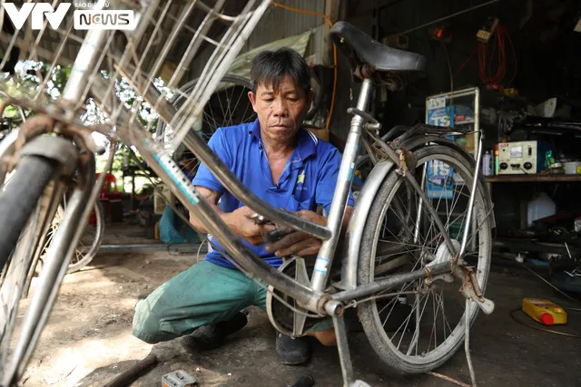 Thợ sửa xe tái chế xe đạp tặng trẻ em nghèo - Ảnh 3. Thợ sửa xe tái chế xe đạp tặng trẻ em nghèo - Ảnh 3.