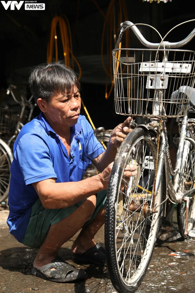 Thợ sửa xe tái chế xe đạp tặng trẻ em nghèo - Ảnh 4. Thợ sửa xe tái chế xe đạp tặng trẻ em nghèo - Ảnh 4.