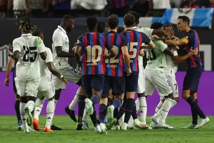 Raphinha lập siêu phẩm, Barca thắng tối thiểu Real Madrid - Ảnh 2. Raphinha lập siêu phẩm, Barca thắng tối thiểu Real Madrid - Ảnh 2.